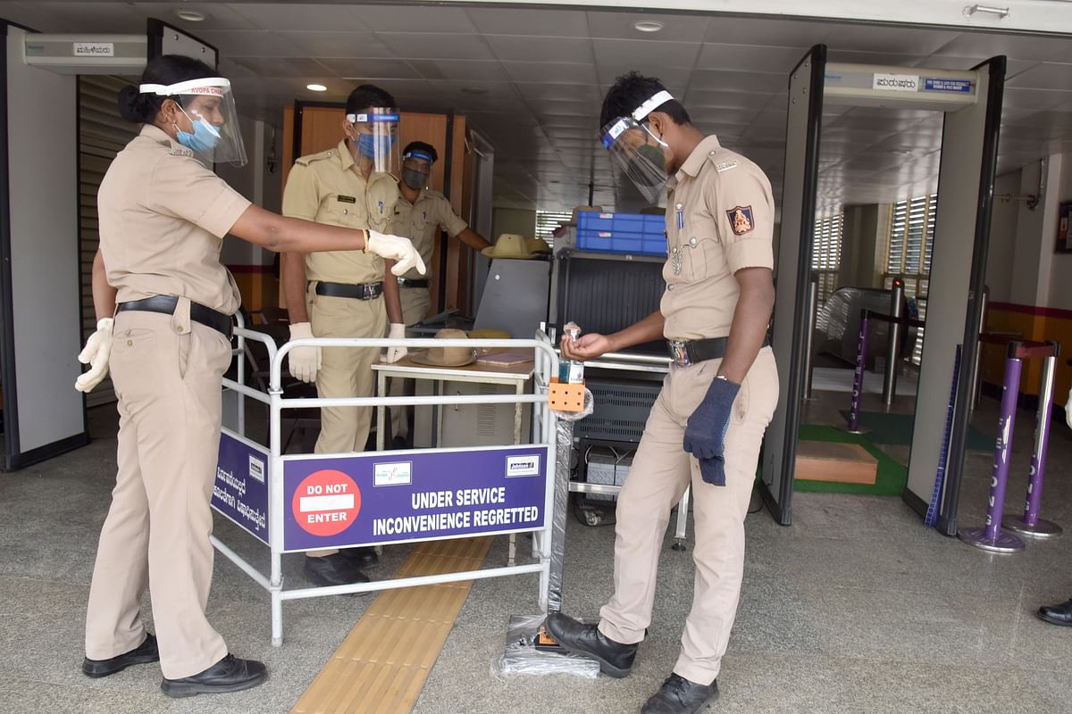 Police persons mock drill for preparations at Namma Metro Rail station due to Covid 19 lockdown unlock 04 SOP norms. Credit: DH Photo