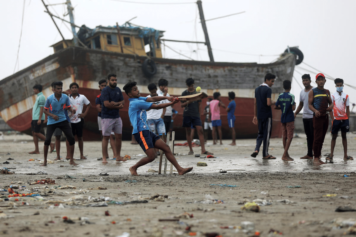 People watch a cricket match on Juhu beach, amidst the spread of the coronavirus disease (Covid-19) in Mumbai, India. Credit: Reuters Photo