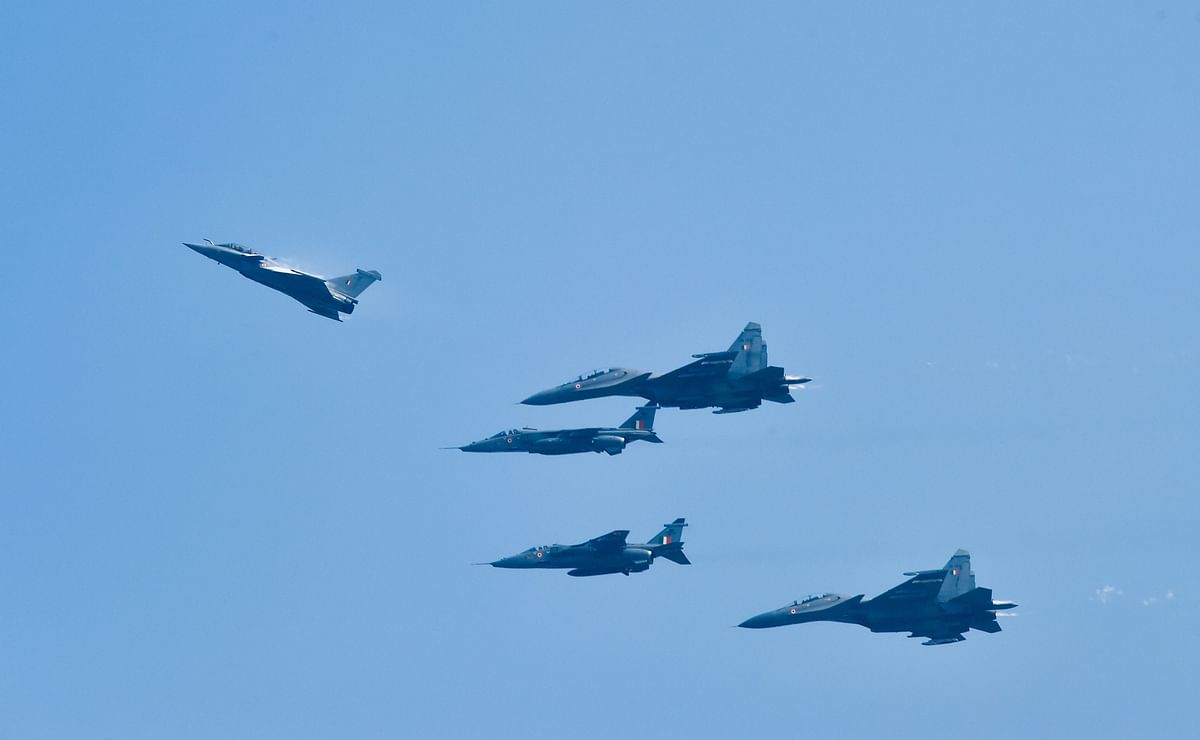 Air display of the first batch of Rafale aircraft in an arrow formation along with Jaguar and SU-30 aircraft. Credit: PTI