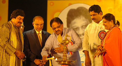 The legendary singer inaugurating Pranayaraja Prema Geetegalu event in Bengaluru in 2007. Credit: DH Archive