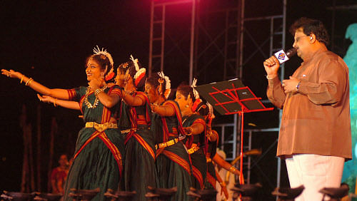 S P Bala Subramanyam performing at the Parisara Dasara programme of Deesi Dibba and Hadu Habba organised by Nivarana Samste at National college Basavanagudi in Bengaluru in 2007. Credit: DH Archive/Srikanta Sharma R