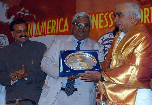 Former Union Minister for Finance Jaswant Singh reciving the momento from President FKCCI, B S Arun Kumar at the addressing to FKCCI seminar on Latin American Business Opportunity seminar in Bengaluru. Credit: DH Archive