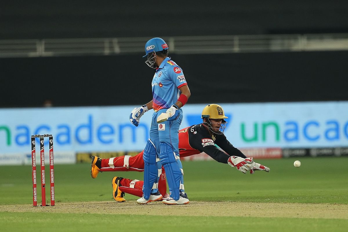 AB de Villiers of Royal Challengers Bangalore attempts to catch the ball. Credit: Iplt20.com/BCCI