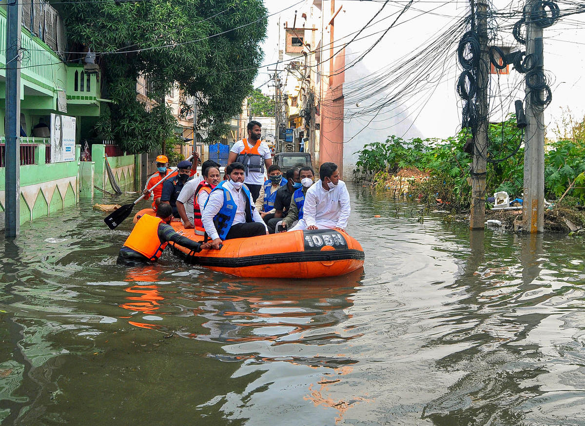 Volunteers distribute food and essential commodities among flood-affected people at Nadeem Colony, in Hyderabad. Credit: PTI Photo