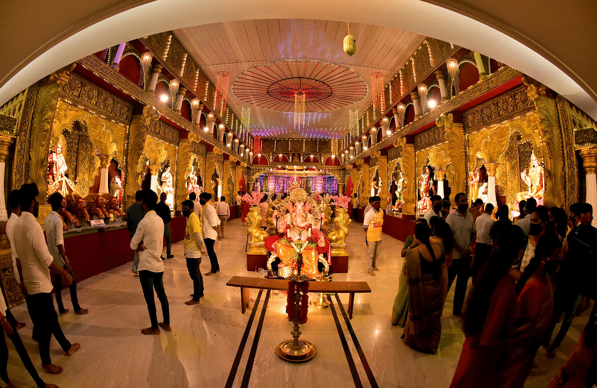 Mangaluru's Kudroli Gokarnanatheshwara temple's decorations for the Dasara celebrations. Credit: DH Photo