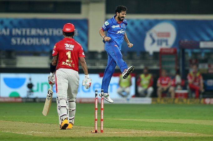 Mohit Sharma with the big wicket of KL Rahul who departs for 21. Credit: IPL official twitter handle