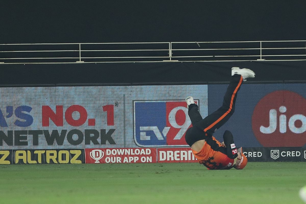 David Warner of Sunrisers Hyderabad takes a catch during the match. Credit: iplt20.com/BCCI