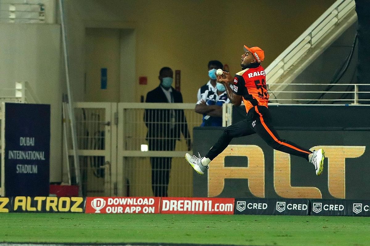 Vijay Shankar of Sunrisers Hyderabad drops a catch during the match. Credit: iplt20.com/BCCI
