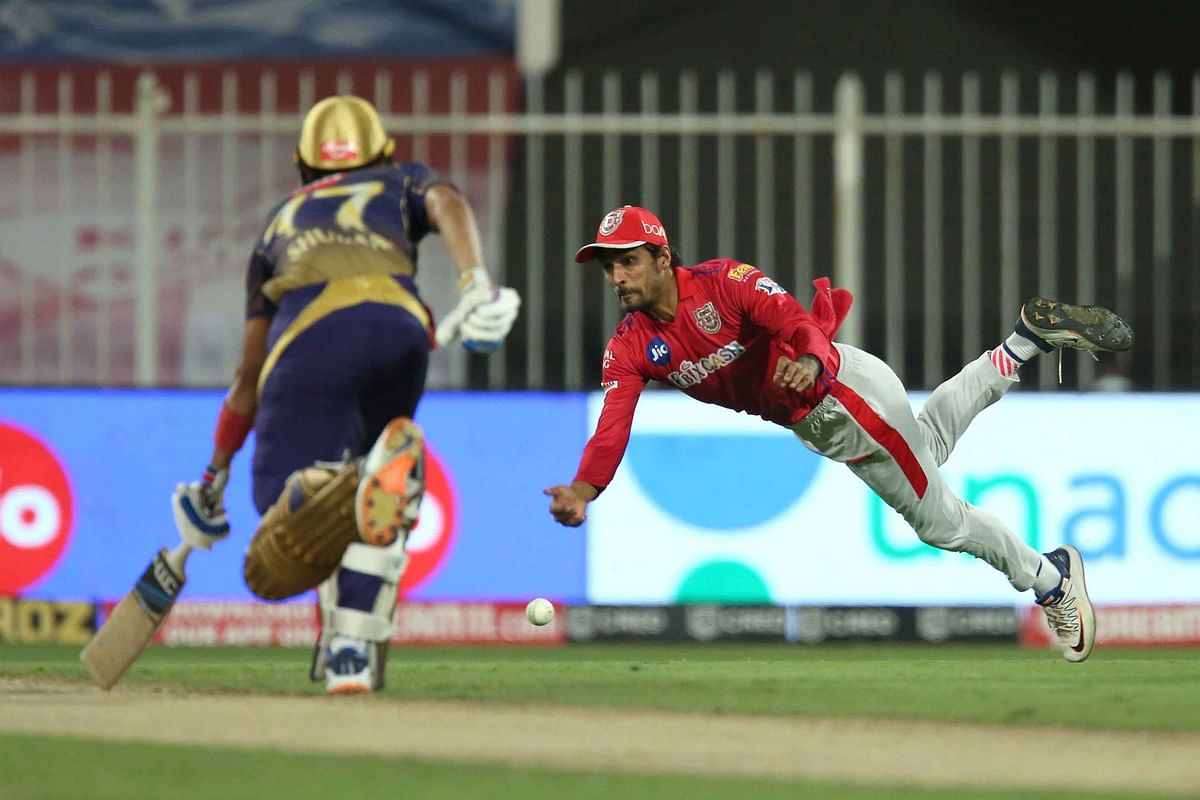 Deepak Hooda of Kings XI Punjab tries to run-out during the match. Credit: iplt20.com/BCCI