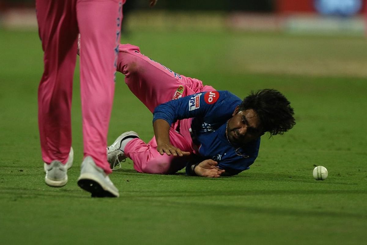Rahul Tewatia of Rajasthan Royals drops the catch of Chris Gayle of Kings XI Punjab during the match. Credit: iplt20.com/BCCI