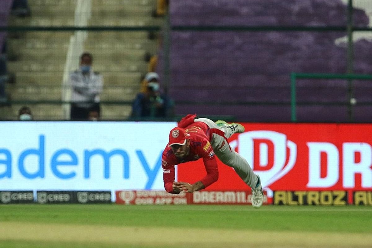 Glenn Maxwell of Kings XI Punjab attempts to take a catch during the match. Credit: iplt20.com/BCCI