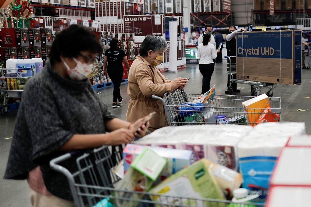 Shoppers wait in line to pay for purchases during the shopping season, 'El Buen Fin' (The Good Weekend), at a Sam's Club store. Credits: Reuters Photo