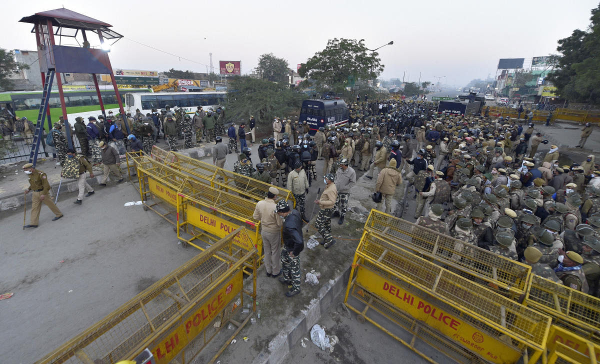 Delhi police deployed in large numbers to stop farmers coming to Delhi during their 'Delhi Chalo' protest against Kisan Bill, at Singhu border, in New Delhi, Friday, Nov 27, 2020. Credit: PTI Photo