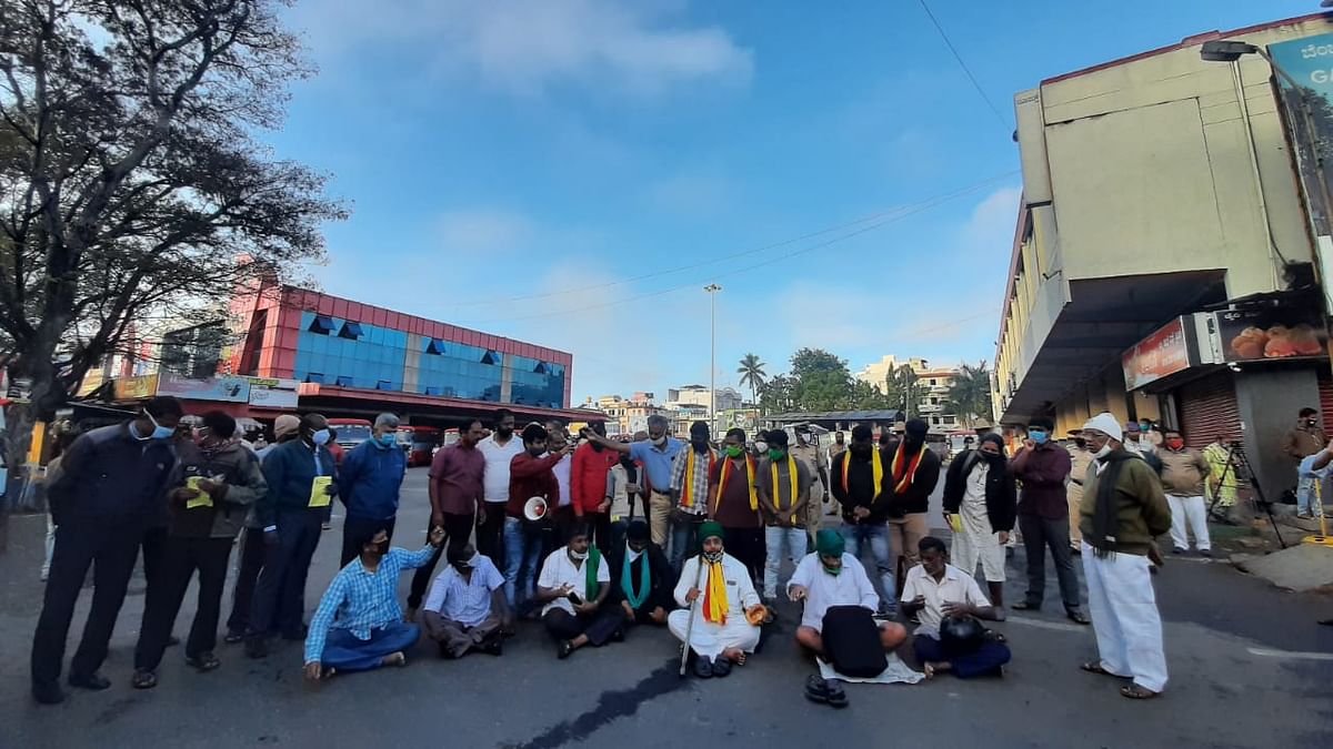 Kannada activists and farmers stage a protest at Sub-Urban Bus Stand of KSRTC in Mysuru on Tuesday morning. Credit: DH Photo.