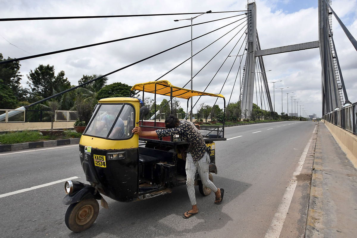 India announces lockdown | Two men push an auto on KR Puram hanging bridge in Bengaluru during the nationwide lockdown since March 25. Credit: DH Photo/ Pushkar V