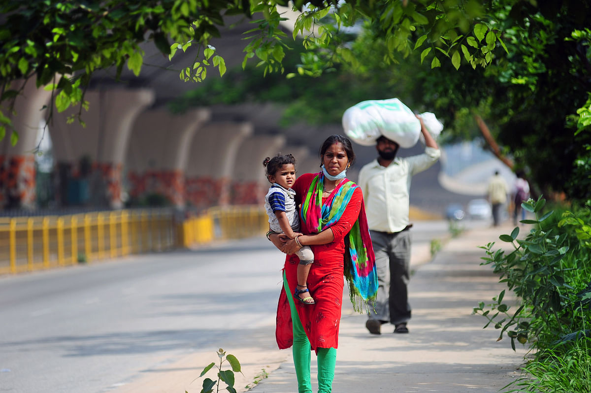The long journey back home | Young Taanya and her family walk on the Bangalore-Hyderabad highway to return to their native in UP after the coronavirus lockdown was extended. Credit: DH Photo/ Pushkar V