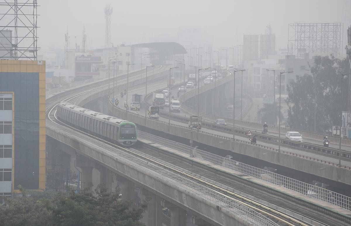 A dense fog hangs heavy | The Namma Metro operates amid thick smog in Bengaluru. Meanwhile Delhi and the northern parts of India saw deteriorating weather conditions and very poor air quality due to stubble burning, compounding the Covid-19 situation. Credit: DH Photo/ BH Shivakumar
