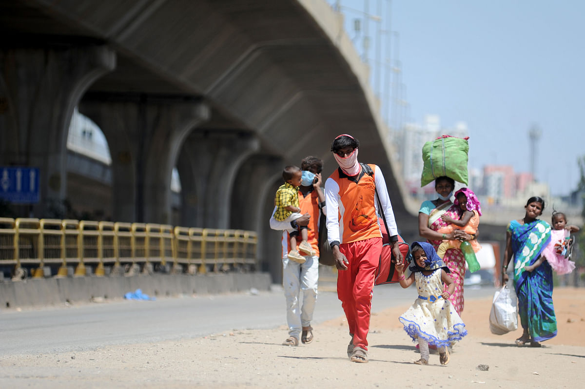 The long journey home | A migrant family from Raichur, North Karnataka leave the city on foot to return to their homes due to lack of transportation amid the nationwide lockdown announced by the government. Credit: DH Photo/ Pushkar V