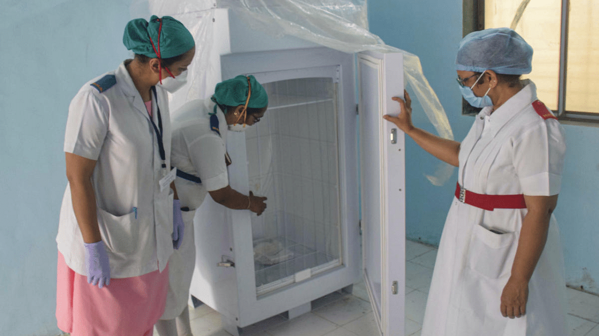 Health workers prepare for the Covid-19 vaccination mock drill and dry run at Rajawadi Municipal Corporation Hospital in Mumbai. Credit: PTI Photo