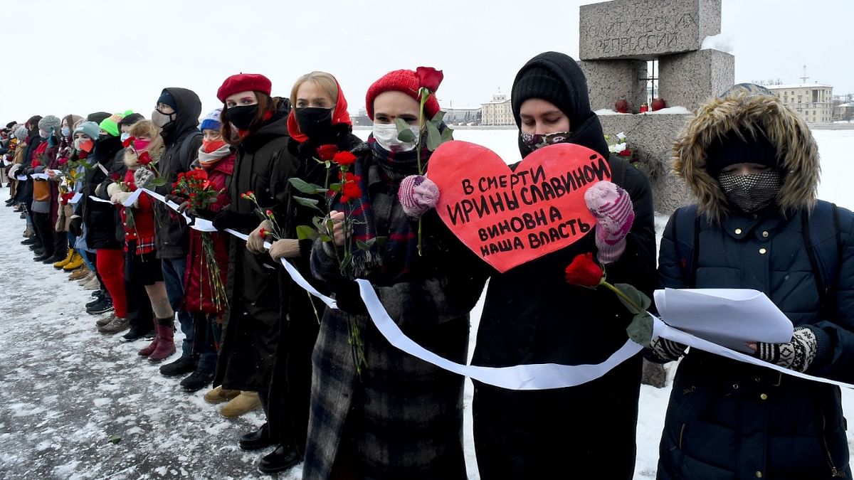 Russian women holding roses and signs form a human chain using Valentine's Day to express support for the wife of jailed opposition leader Navalny and political prisoners, in Saint Petersburg. Credit: AFP Photo.