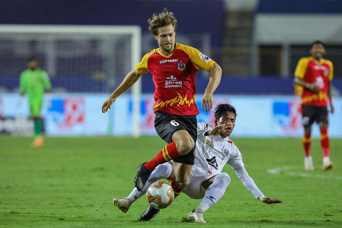 Ville Matti Steinmann of SC East Bengal and Imran Khan of NorthEast United FC in action during 7th season of the Hero Indian Super League between SC East Bengal and NorthEast United FC, held at the Fatorda Stadium, Goa. Credit: PTI photo.