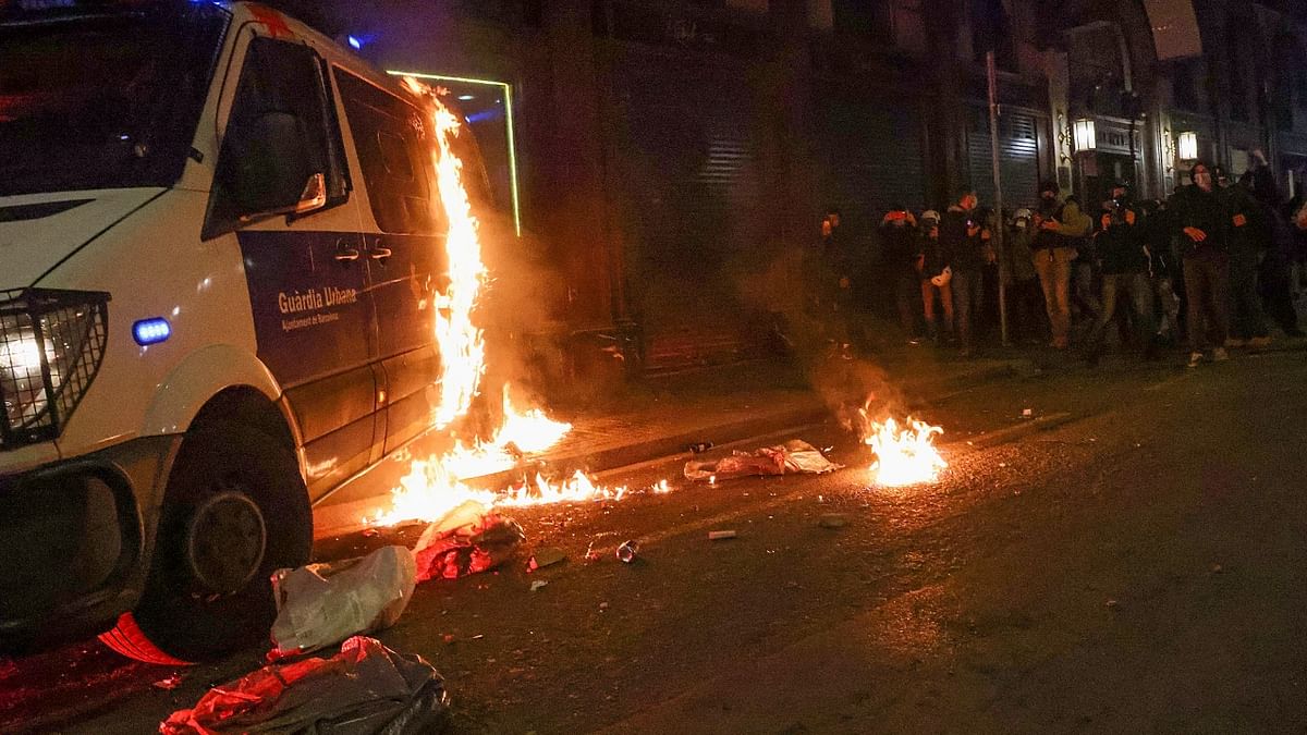 A police van burns during a protest in support of rap singer Pablo Hasel after he was given a jail sentence on charges of glorifying terrorism and insulting royalty in his songs, in Barcelona, Spain, February 27, 2021. Reuters Photo