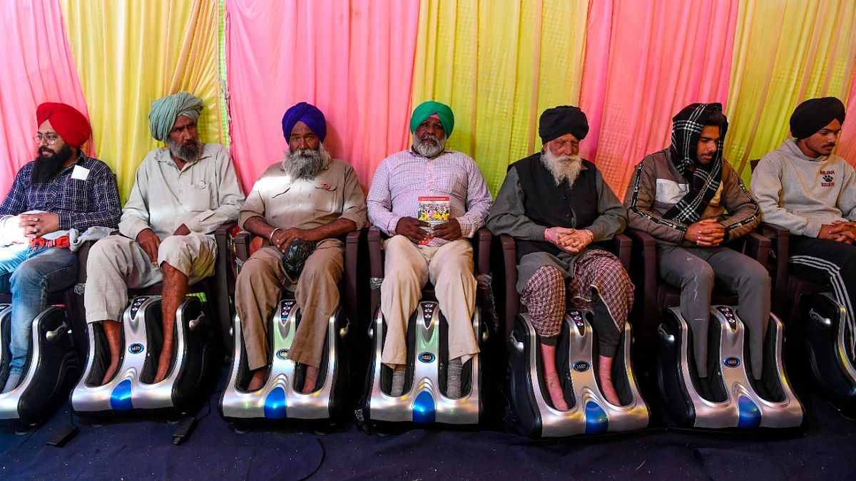 December 21 | Apart from food and shelter, volunteers also provided services such as foot massages to farmers | Credit: AFP File Photo