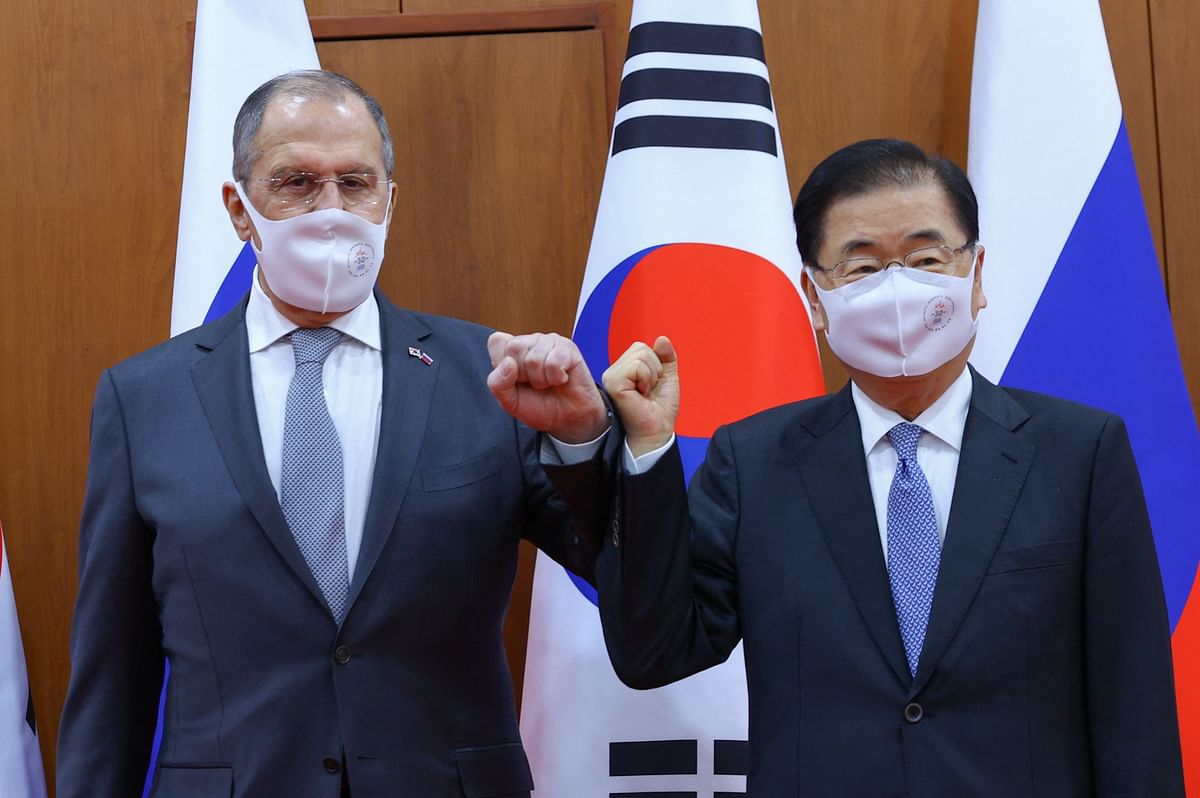 Russian Foreign Minister Sergei Lavrov and his South Korean counterpart Chung Eui-yong hold a meeting in Seoul. Credit: AFP Photo