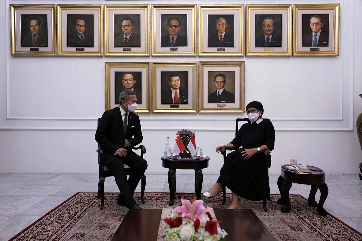 Indonesian Foreign Minister Retno Marsudi (L) and her Singaporean counterpart Vivian Balakhrishnan (R) during a bilateral meeting in Jakarta. Credit: AFP Photo