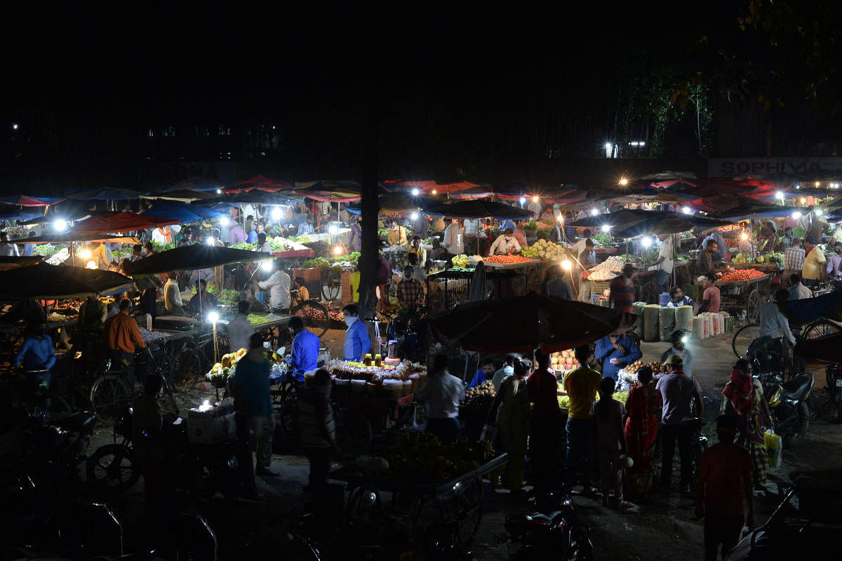 View of a crowded vegetable and fruits market, amid a countrywide spike in coronavirus caes, in India's Jalandhar. Credit: PTI photo.