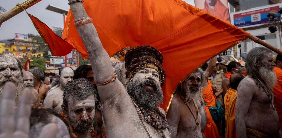 Seers marched as a part of ‘Shobha Yatras’ meeting at Brahma Kund, Hari ki Pairi for the holy dip on ‘Somvati Amavasya’.
