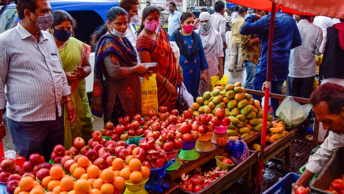 People in a Kalaburagi supermarket buy fruits to celebrate Ugadi. Credit: DH Photo