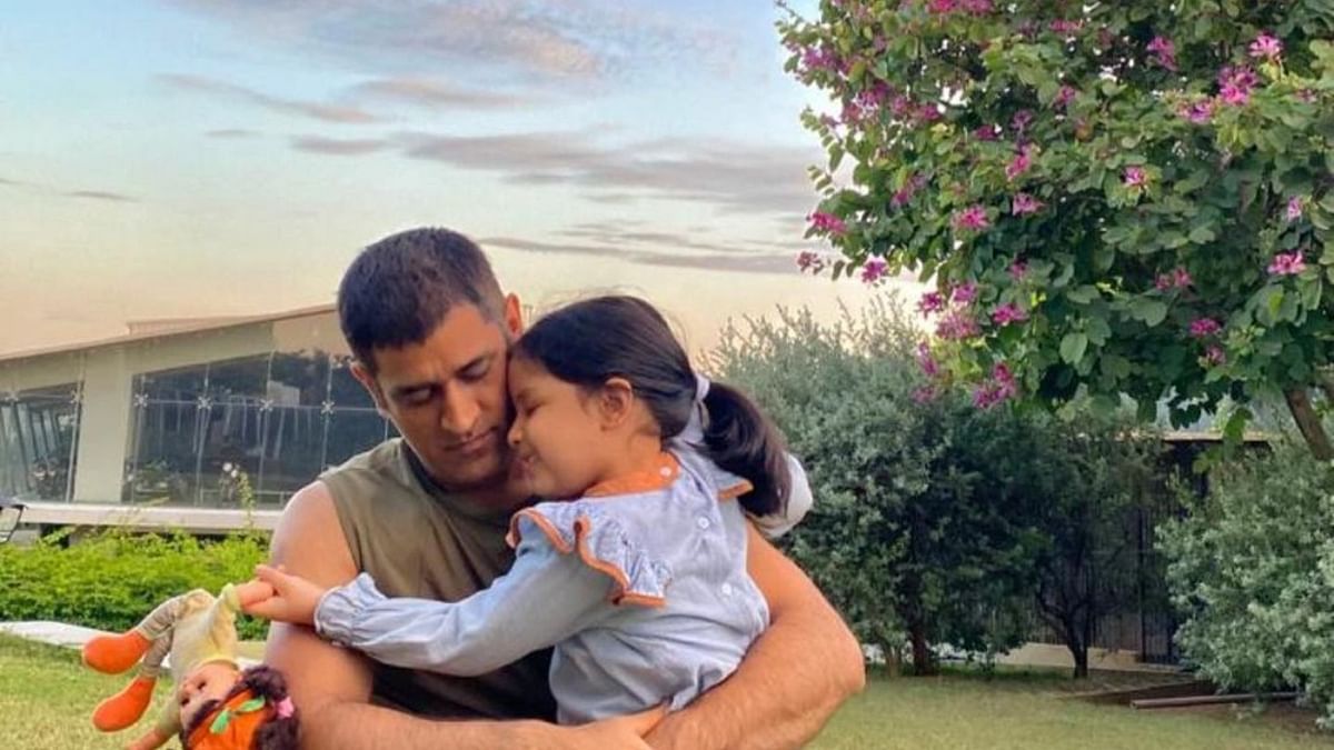 An adorable picture of MS Dhoni holding daughter Ziva in arms. Credit: Instagram/ziva_singh_dhoni