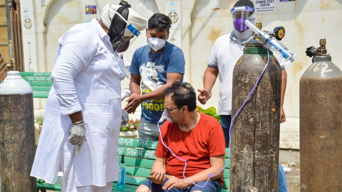 Patients get oxygen, provided by a Sikh organisation at Indirapuram Gurdwara, in Ghaziabad.