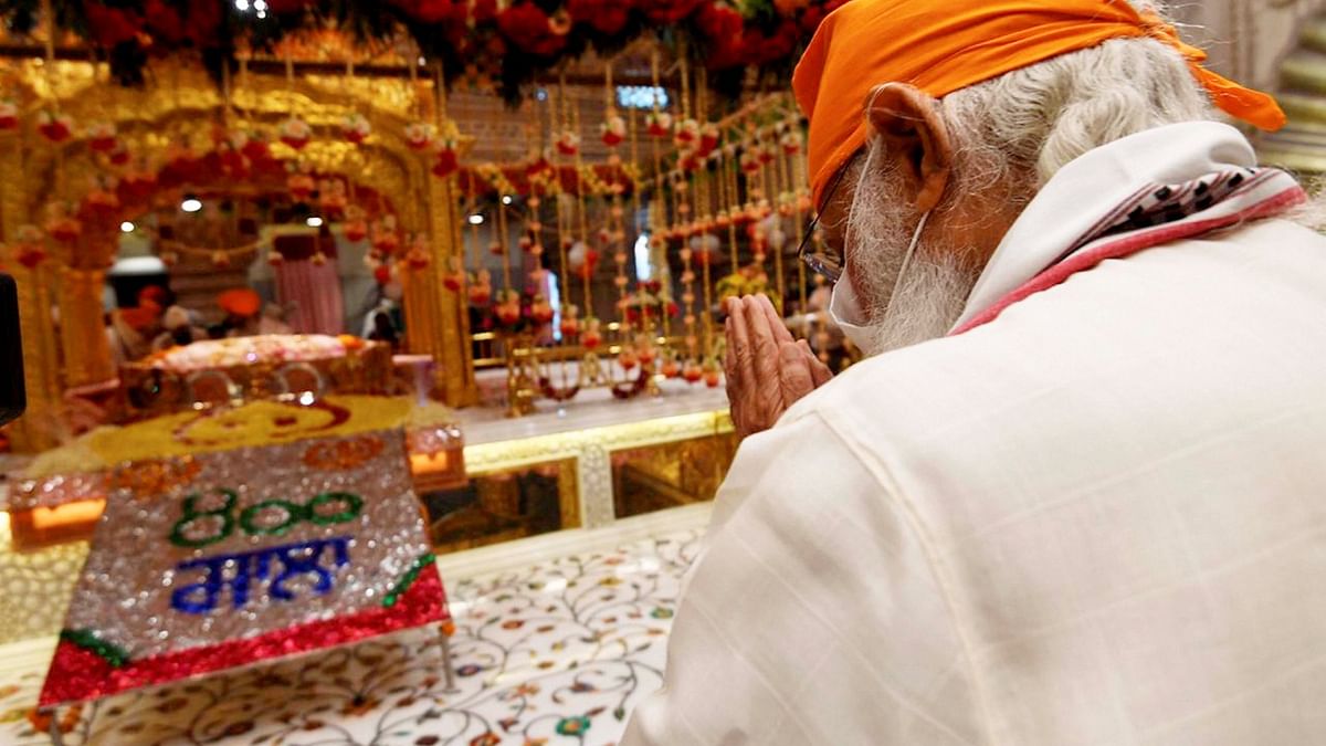 PM Modi offers prayers at Sis Ganj Sahib Gurudwara in Delhi. Credit: PIB