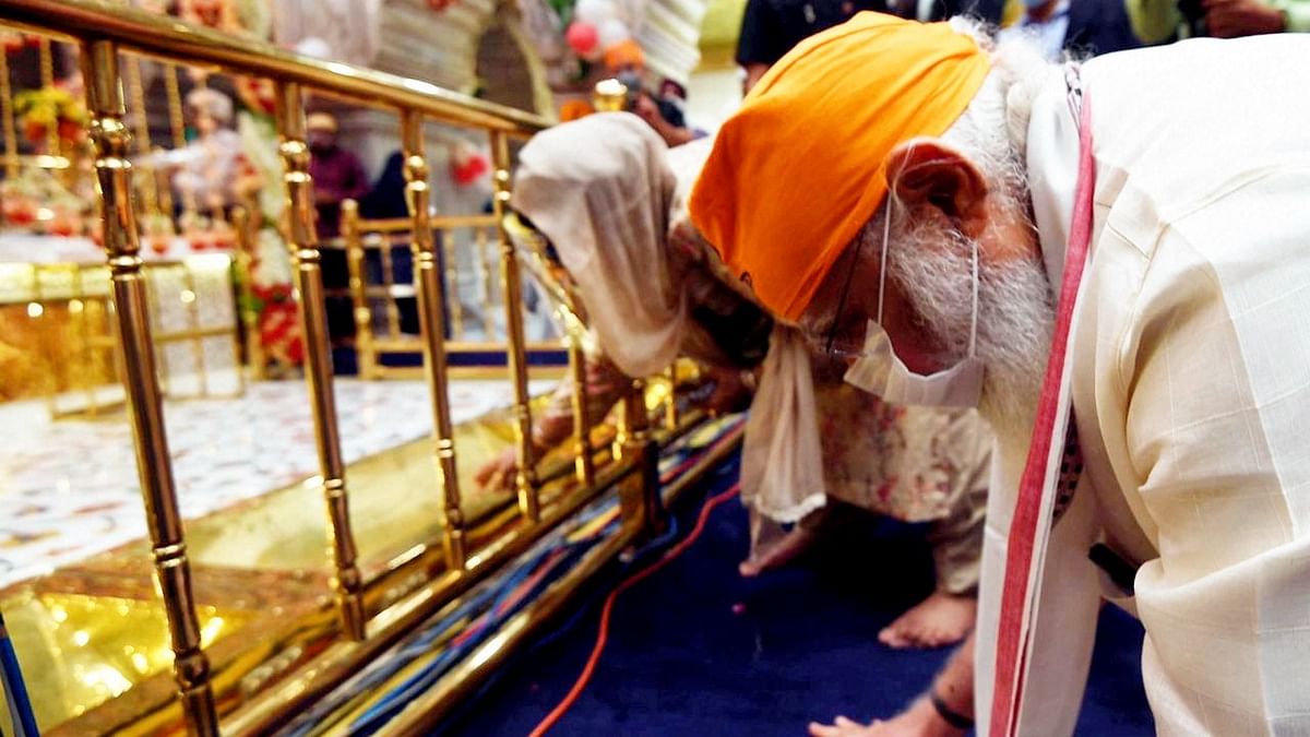 New Delhi Prime Minister Narendra Modi offering prayers at Sis Ganj Sahib in Delhi. Credit: PMO