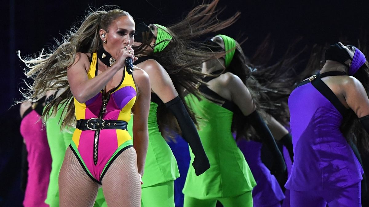 US singer Jennifer Lopez sets the stage on fire with her fiery performance.