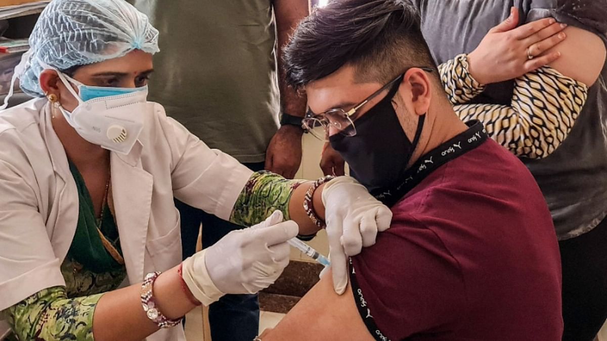 Above 18 get first dose of Covid vaccine during the third phase of vaccination in Bikaner.