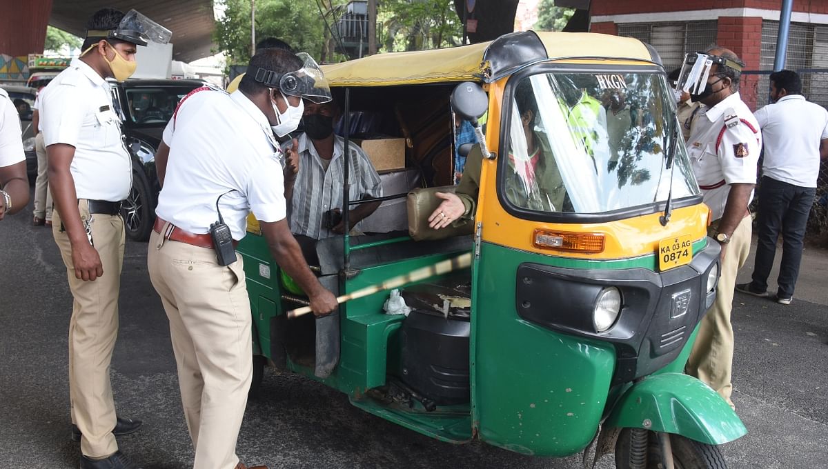 Police personnel are seen punishing a rickshaw driver.