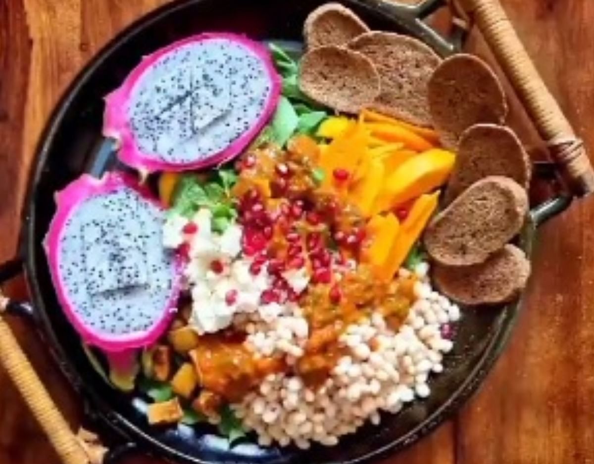 Summer Salad – Summer salad is a mix of Mango, Dragon fruit, Baby Spinach with sweet potatoes, feta & soaked navy beans making the palette of colours, with light dressing, sour dough bread and twigs of mint keeping you, refreshingly alive.