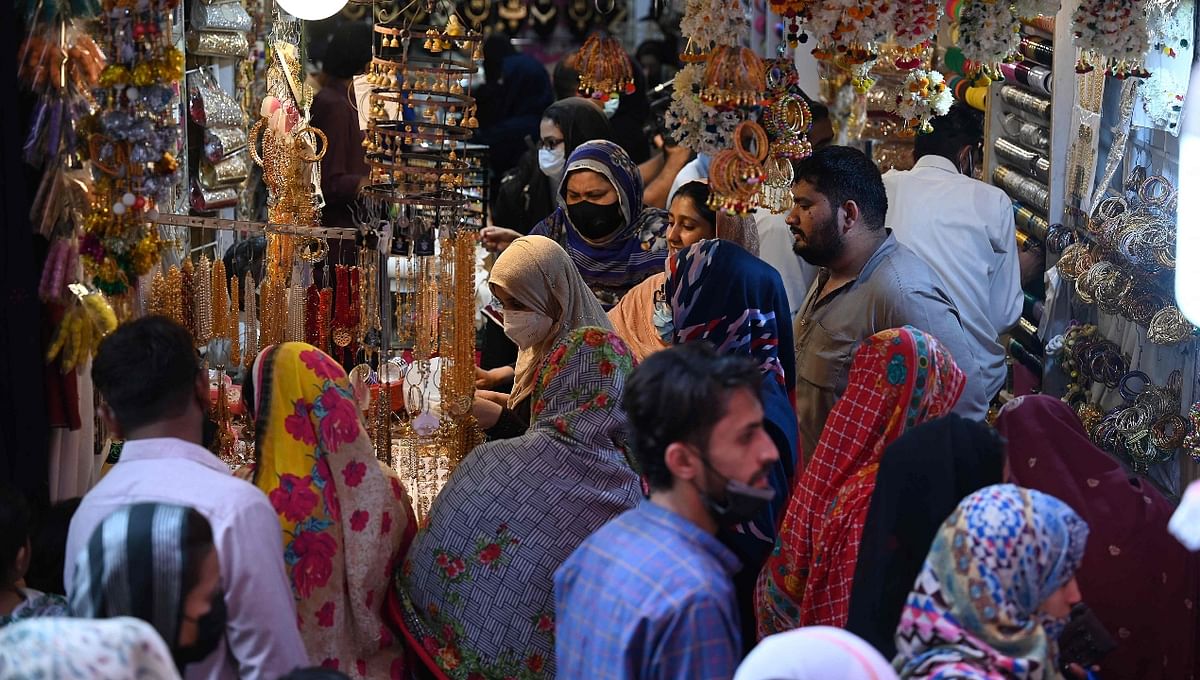 People throng a market area during shopping ahead of the upcoming festival of Eid Al-Fitr in Rawalpindi, Pakistan. Credit: AFP Photo
