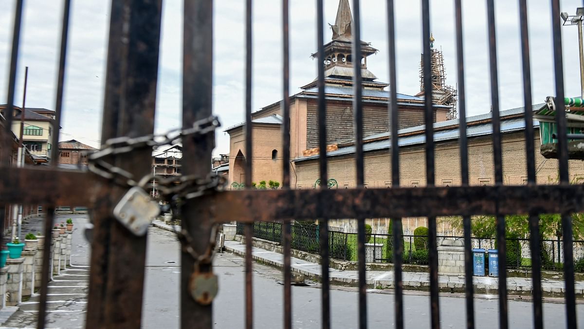 Jamia Masjid remains closed on Eid-ul-Fitr due to Covid-induced lockdown, as coronavirus cases surge in Srinagar.