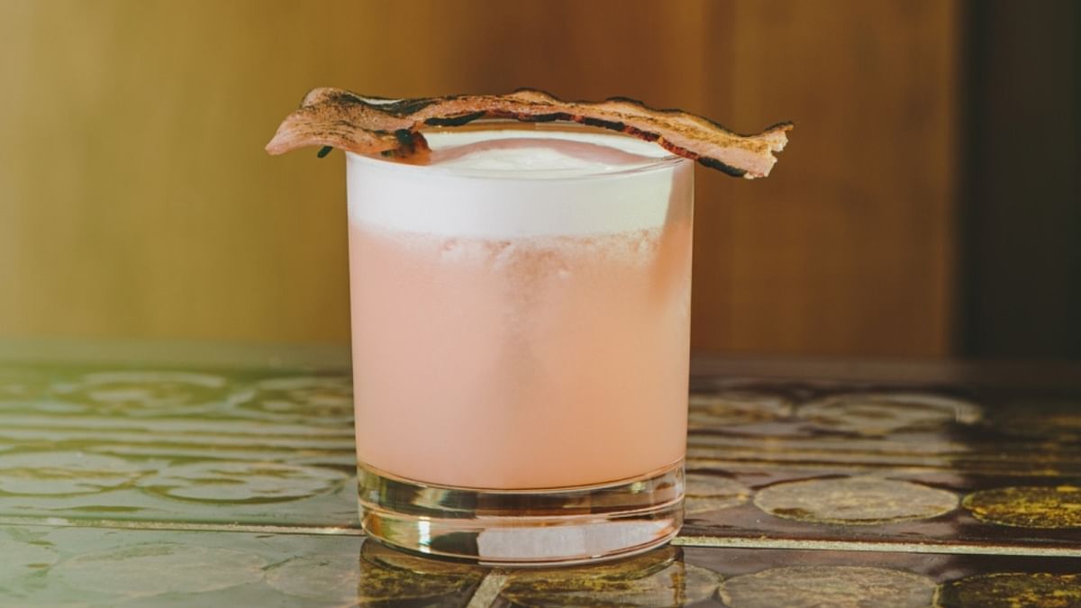 The King’s Last Dram: The ultimate smoky sour! Peanut butter washed Ardbeg 10 combined with raspberry syrup, fresh lemon juice, banana, salt and egg white for the perfect creamy, fruity and smoky sour. Finished off with a tase of bacon that’s fit for ‘The King’.