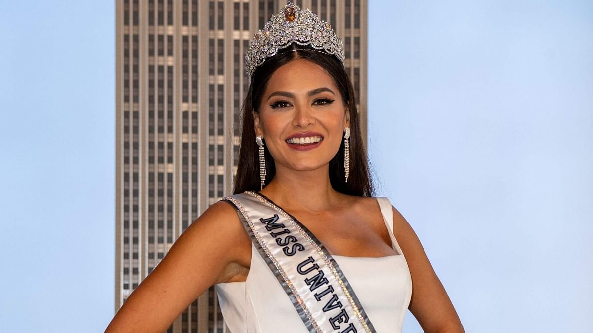 Newly crowned Miss Universe Andrea Meza of Mexico visited the top of the Empire State Building in the US.