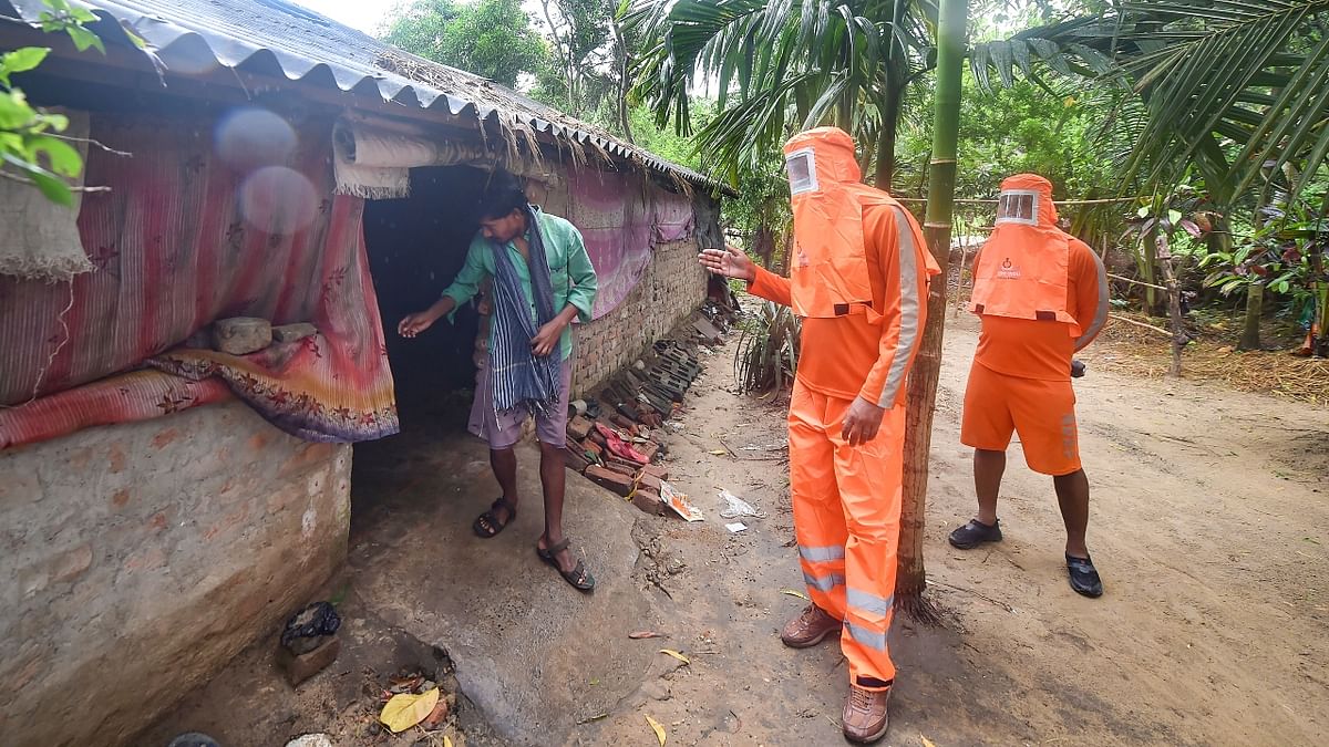 NDRF personnel alert people residing near coastal areas to evacuate ahead of Cyclone 'Yaas' landfall, at Digha in West Bengal. Credit: PTI