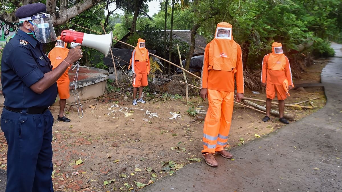 NDRF personnel alert people residing near coastal areas to evacuate ahead of Cyclone 'Yaas' landfall, at Digha in West Bengal. Credit: PTI