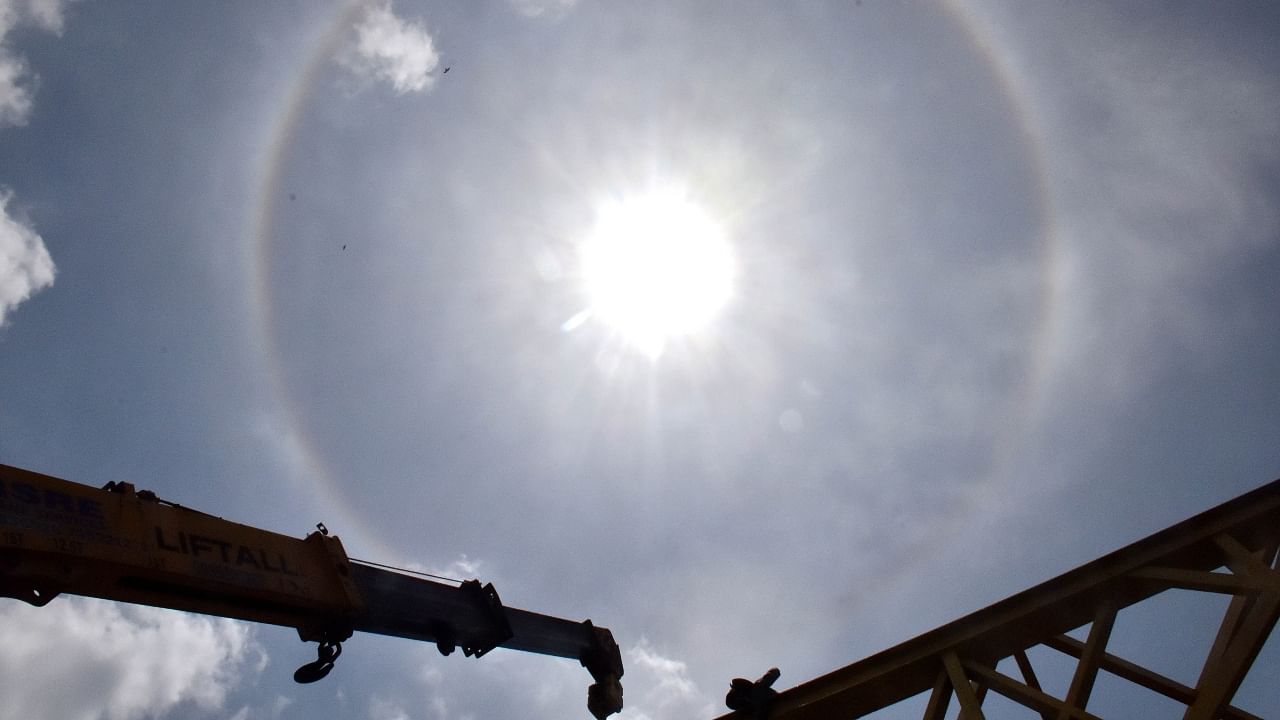 A 22 degree ice halo around the Sun - Stock Image - E137/0036 - Science  Photo Library