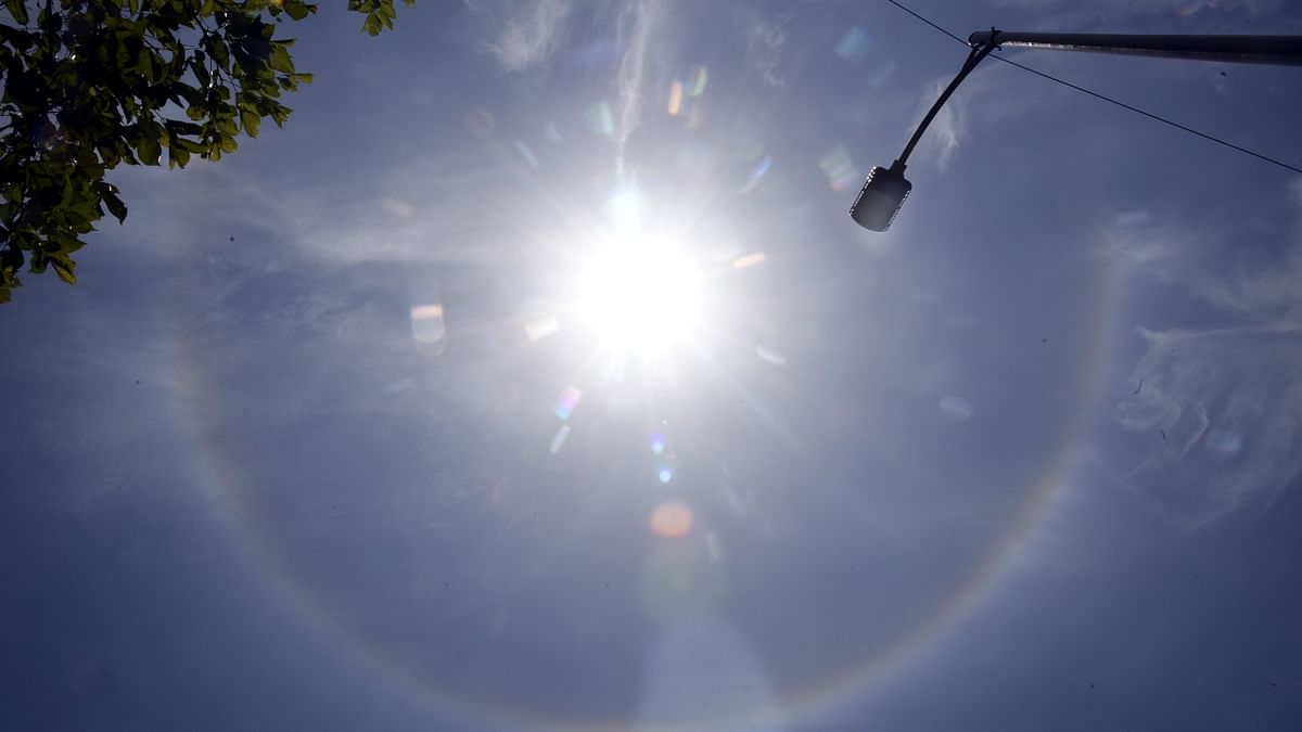 Halo, Rainbow, Sunlight Refraction & Ice Crystals