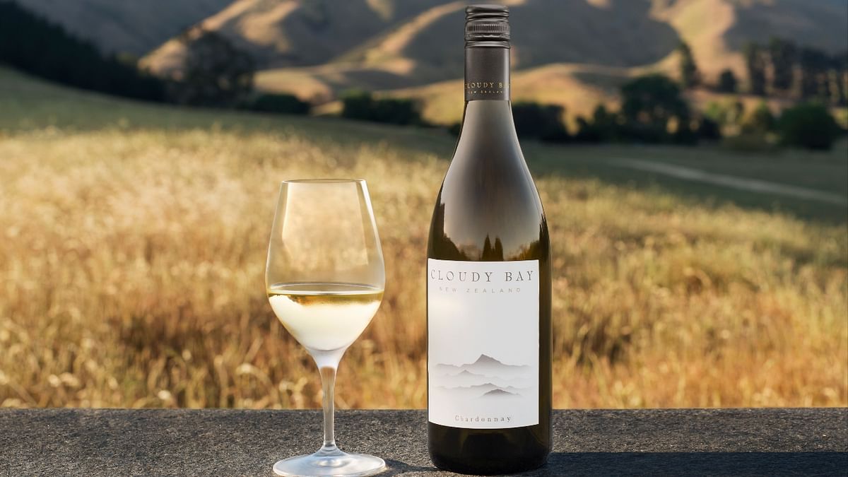 Cloudy Bay – Sauvignon Blanc: Immediately expressive in the glass, with notes of bright, ripe citrus, makrut lime, passionfruit and white peach. The palate is vibrant and mouthwatering, with concentrated, juicy tropical notes melding with zesty citrus, stone fruits and subtle notes of orchard blossom. This wine is delicious on its own or can be enjoyed with fresh and simply prepared seafood or vibrant in-season vegetables.