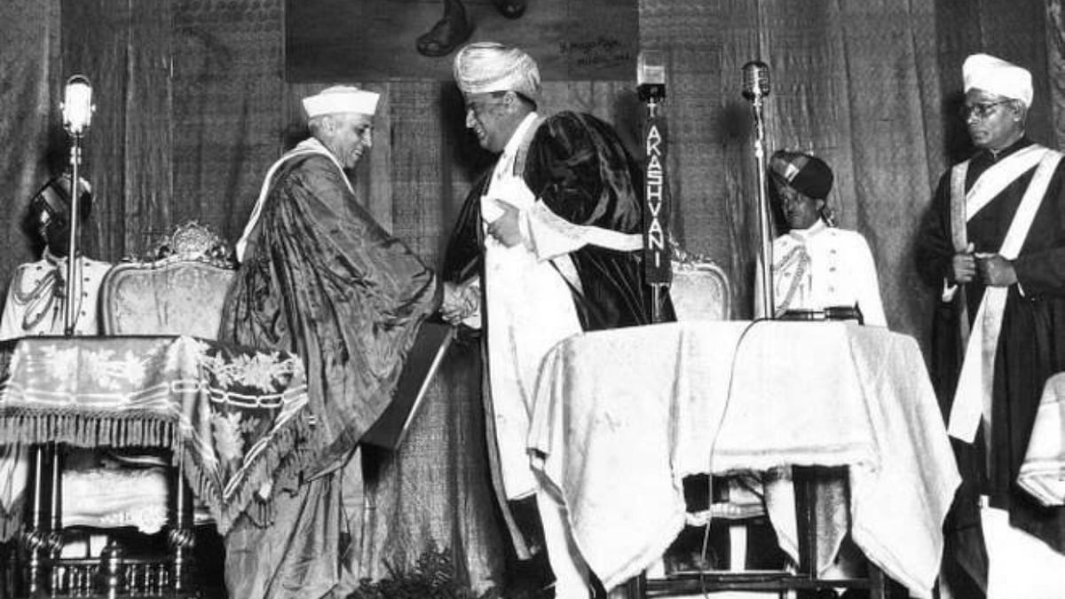 Jawaharlal Nehru was homeschooled till he turned 15. His father Motilal Nehru made sure that his son received wholesome education at home under strict instruction of skilled tutors. In this photo, he is seen receiving honorary Doctor of Science degree from Jayachamaraja Wadiyar, the then maharaja of Mysuru and also Chancellor of University of Mysore.